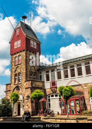 La gioventù e il centro culturale (ex caserma dei vigili del fuoco) a Bad Wildungen, Germania Foto Stock