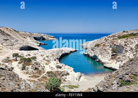 Strane formazioni rocciose presso la spiaggia Kapros a Milos, Grecia Foto Stock
