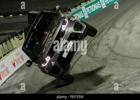 Londra, Regno Unito. Xxi Nov, 2015. Stunt Driver Terry Grant di unità in Inghilterra durante la gara di Champions presso lo Stadio presso la Queen Elizabeth Olympic Park il 21 novembre 2015 a Londra, Regno Unito (foto di gergo Toth Fotografia / ALAMY Live News) Foto Stock