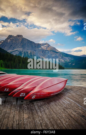 Canoa al Lago Smeraldo nel Parco Nazionale di Yoho in British Columbia, Canada Foto Stock