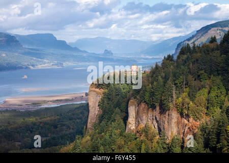 La Vista House si affaccia sul Columbia Gorge di Crown Point vicino a Portland, Oregon. Foto Stock