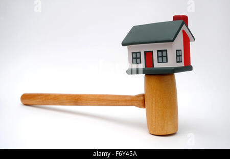 Modello di casa in asta martello martello RE casa prezzi casa acquirenti mercato immobiliare valori azionari rilasciare prima volta i tassi di interesse Foto Stock