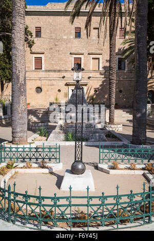 La Stella Maris monastero carmelitano chiesa e croce esterno a Haifa, Israele, Medio Oriente. Foto Stock