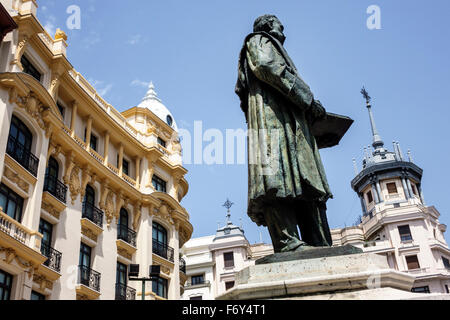 Madrid Spagna,Chamberi­ ispanica,Plaza Alonzo Martinez,Innside Madrid Genova,hotel,esterno,edificio,architettura neoclassica,facciata,statua,mo Foto Stock