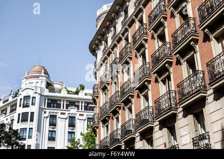 Madrid Spagna,Centro Ispanico,Calle Argensola,appartamenti residenziali,balconi,Spain150704082 Foto Stock