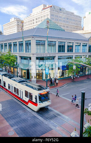 Il Tri-Met Max light rail treno rotoli attraverso il centro cittadino di Portland, Oregon. Foto Stock