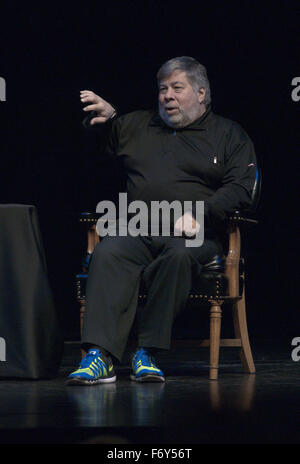 Lawrence, Kansas. 11-20-2015 Steve Wozniak co-fondatore di Apple Computer dà lezione su innovazione e imprenditorialità come parte di Anderson Chandler Lecture Series presso il Lied centro della Kansas University. Credito: Mark Reinstein Foto Stock