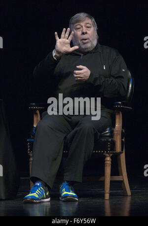 Lawrence, Kansas. 11-20-2015 Steve Wozniak co-fondatore di Apple Computer dà lezione su innovazione e imprenditorialità come parte di Anderson Chandler Lecture Series presso il Lied centro della Kansas University. Credito: Mark Reinstein Foto Stock