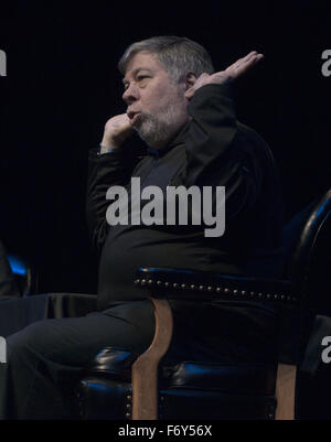 Lawrence, Kansas. 11-20-2015 Steve Wozniak co-fondatore di Apple Computer dà lezione su innovazione e imprenditorialità come parte di Anderson Chandler Lecture Series presso il Lied centro della Kansas University. Credito: Mark Reinstein Foto Stock