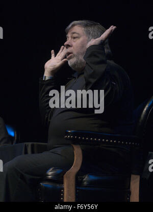 Lawrence, Kansas. 11-20-2015 Steve Wozniak co-fondatore di Apple Computer dà lezione su innovazione e imprenditorialità come parte di Anderson Chandler Lecture Series presso il Lied centro della Kansas University. Credito: Mark Reinstein Foto Stock