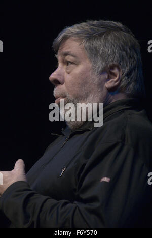 Lawrence, Kansas. 11-20-2015 Steve Wozniak co-fondatore di Apple Computer dà lezione su innovazione e imprenditorialità come parte di Anderson Chandler Lecture Series presso il Lied centro della Kansas University. Credito: Mark Reinstein Foto Stock