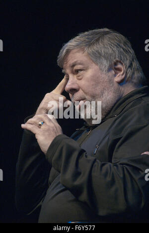 Lawrence, Kansas. 11-20-2015 Steve Wozniak co-fondatore di Apple Computer dà lezione su innovazione e imprenditorialità come parte di Anderson Chandler Lecture Series presso il Lied centro della Kansas University. Credito: Mark Reinstein Foto Stock