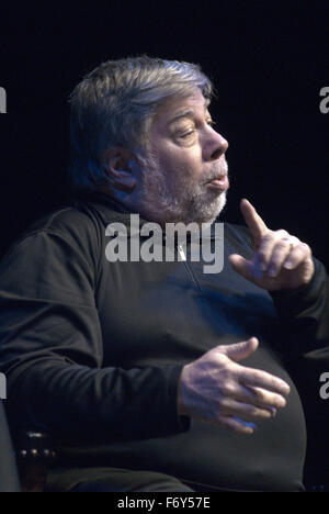 Lawrence, Kansas. 11-20-2015 Steve Wozniak co-fondatore di Apple Computer dà lezione su innovazione e imprenditorialità come parte di Anderson Chandler Lecture Series presso il Lied centro della Kansas University. Credito: Mark Reinstein Foto Stock