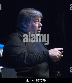 Lawrence, Kansas. 11-20-2015 Steve Wozniak co-fondatore di Apple Computer dà lezione su innovazione e imprenditorialità come parte di Anderson Chandler Lecture Series presso il Lied centro della Kansas University. Credito: Mark Reinstein Foto Stock