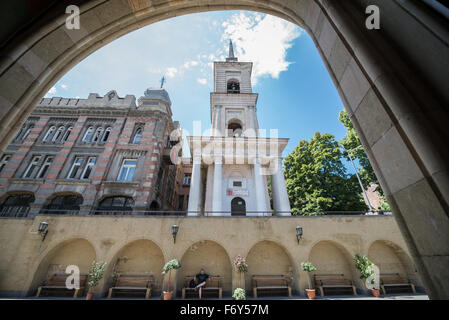 Il neoclassico campanile della chiesa Ortodossa Georgiana Sioni cattedrale della Dormizione a Sioni storico Street a Tbilisi, capitale della Georgia Foto Stock