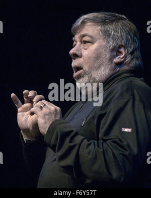 Lawrence, Kansas. 11-20-2015 Steve Wozniak co-fondatore di Apple Computer dà lezione su innovazione e imprenditorialità come parte di Anderson Chandler Lecture Series presso il Lied centro della Kansas University. Credito: Mark Reinstein Foto Stock