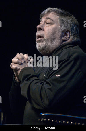 Lawrence, Kansas. 11-20-2015 Steve Wozniak co-fondatore di Apple Computer dà lezione su innovazione e imprenditorialità come parte di Anderson Chandler Lecture Series presso il Lied centro della Kansas University. Credito: Mark Reinstein Foto Stock