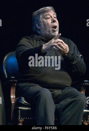 Lawrence, Kansas. 11-20-2015 Steve Wozniak co-fondatore di Apple Computer dà lezione su innovazione e imprenditorialità come parte di Anderson Chandler Lecture Series presso il Lied centro della Kansas University. Credito: Mark Reinstein Foto Stock