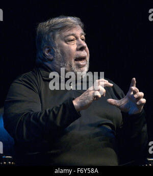 Lawrence, Kansas. 11-20-2015 Steve Wozniak co-fondatore di Apple Computer dà lezione su innovazione e imprenditorialità come parte di Anderson Chandler Lecture Series presso il Lied centro della Kansas University. Credito: Mark Reinstein Foto Stock