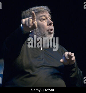 Lawrence, Kansas. Stati Uniti d'America xx novembre, 2015 Steve Wozniak co-fondatore di Apple Computer dà lezione su innovazione e imprenditorialità come parte di Anderson Chandler Lecture Series presso il Lied centro della Kansas University. Credito: Mark Reinstein Foto Stock