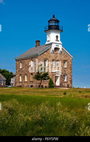 Sheffield Island Lighthouse è una popolare attrazione turistica durante i mesi estivi. È noto come uno dei "Castelli del suono" in pietra. Foto Stock