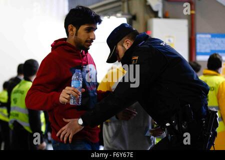 Madrid, Spagna. Xxi Nov, 2015. Tutti gli spettatori frisked dalla sicurezza prima di entrare nello stadio, durante la Liga partita di calcio tra il Real Madrid e Barcellona al Santiago Bernabeu Stadium in Madrid, Spagna, 21 novembre 2015. Credito: Azione Sport Plus/Alamy Live News Foto Stock