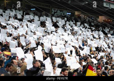 Madrid, Spagna. Xxi Nov, 2015. Tutti gli spettatori frisked dalla sicurezza prima di entrare nello stadio, durante la Liga partita di calcio tra il Real Madrid e Barcellona al Santiago Bernabeu Stadium in Madrid, Spagna, 21 novembre 2015. Credito: Azione Sport Plus/Alamy Live News Foto Stock