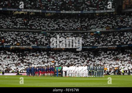 Madrid, Spagna. Xxi Nov, 2015. Tutti gli spettatori frisked dalla sicurezza prima di entrare nello stadio durante la Liga partita di calcio tra il Real Madrid e Barcellona al Santiago Bernabeu Stadium in Madrid, Spagna, 21 novembre 2015. Credito: Azione Sport Plus/Alamy Live News Foto Stock