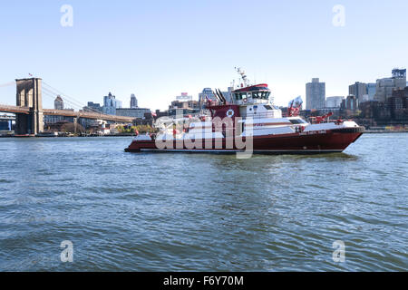 FDNY barca sull'East River, NYC, STATI UNITI D'AMERICA Foto Stock