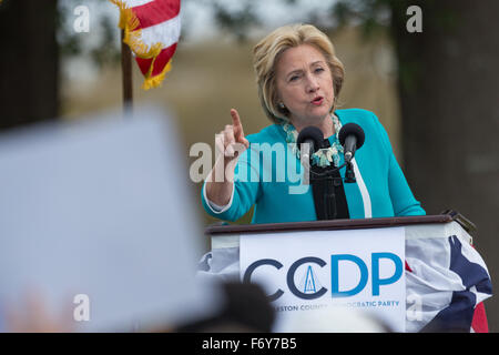 North Charleston, Carolina del Sud, Stati Uniti d'America. Xxi Nov, 2015. Ex Segretario di Stato e il candidato presidenziale democratico Hillary Rodham Clinton rally sostenitori durante il blu campagna Jamboree evento. Foto Stock