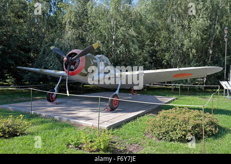 Il Giapponese Ki-43-II Hayabusa da combattimento aereo nell'esposizione di attrezzature militari in Park Pobedy, Mosca, Russia. Foto Stock