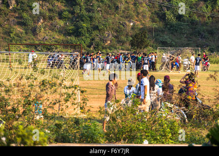 Il vietnamita che giocano a calcio Foto Stock