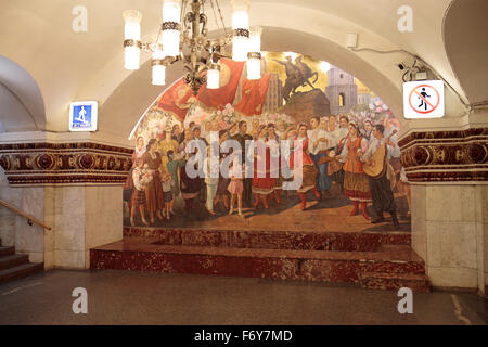 Piattaforma di opere d'arte del mosaico nella stazione Kiyevskaya alla metropolitana di Mosca Mosca, Russia. Foto Stock