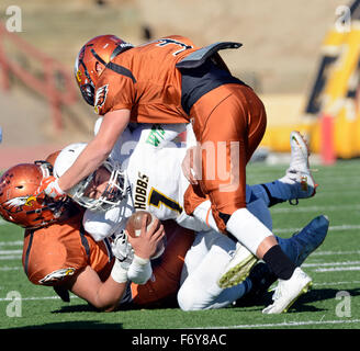 Albuquerque, NM, Stati Uniti d'America. Xxi Nov, 2015. Hobbs' quarterback #7 Isacco Amaya viene saccheggiata da una coppia di Eldorado i giocatori nella loro partita di sabato. Sabato 9 Novembre 21, 2015. © Jim Thompson/Albuquerque ufficiale/ZUMA filo/Alamy Live News Foto Stock