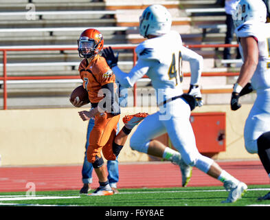 Albuquerque, NM, Stati Uniti d'America. Xxi Nov, 2015. Eldorado il quarterback #7 Jayce Jackson guarda ai difensori cercando di tagliare fuori lui come egli capi verso la end zone per il touchdown nel loro gioco contro Hobbs. Sabato 9 Novembre 21, 2015. © Jim Thompson/Albuquerque ufficiale/ZUMA filo/Alamy Live News Foto Stock