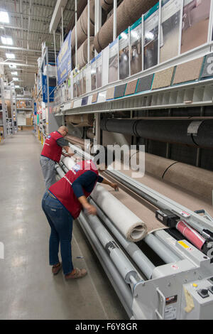 Acquisto di un tappeto in Lowe's negozio Brooklyn NYC Foto Stock