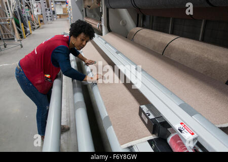 Acquisto di un tappeto in Lowe's negozio Brooklyn NYC Foto Stock