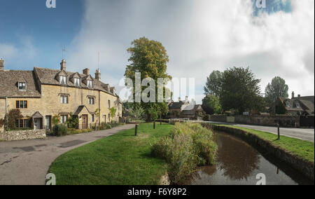 Vista del flusso attraverso una strada del Cotswold in Inghilterra su un pomeriggio estati Foto Stock