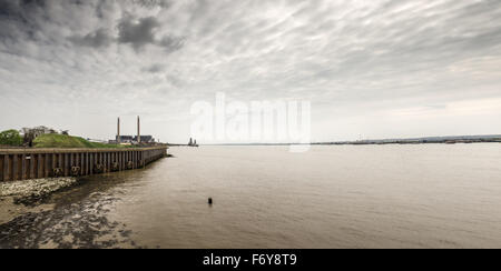 Immagine orizzontale guardando attraverso a Tilbury power station in Essex Foto Stock