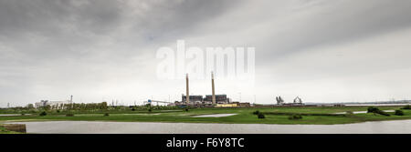 Immagine orizzontale guardando attraverso a Tilbury power station in Essex Foto Stock