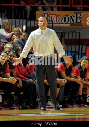 7 novembre 2015 Louisville Cardinali Head Coach Jeff Walz grida al suo compagno di squadra nel corso di pallacanestro del NCAA di azione tra i cardinali di Louisville e la Western Kentucky Lady topper al E.A. Farlo Arena in Bowling Green Kentucky la signora topper sconvolto #16 Louisville 71-69 Steve Roberts/CSM Foto Stock