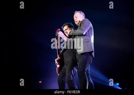 Assago Milano, Italia. 21 novembre, 2015. Simple Minds eseguire live al forum mediolaun credito: Roberto finizio/ alamy live news Foto Stock