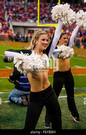 Clemson, SC, Stati Uniti d'America. Xxi Nov, 2015. Wake Forest Demon diaconi ballerini durante il NCAA Football gioco tra Wake Forest e Clemson presso il Memorial Stadium di Clemson, SC. David stallieri/CSM Foto Stock