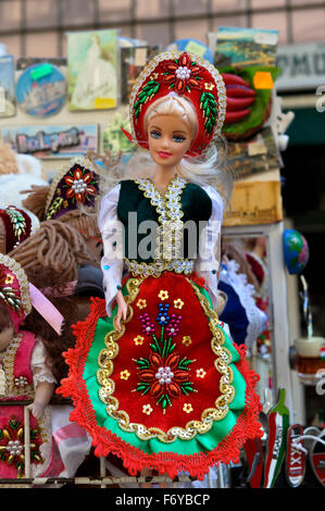 Bambole in costumi ungheresi in vendita a Budapest, Ungheria. Foto Stock