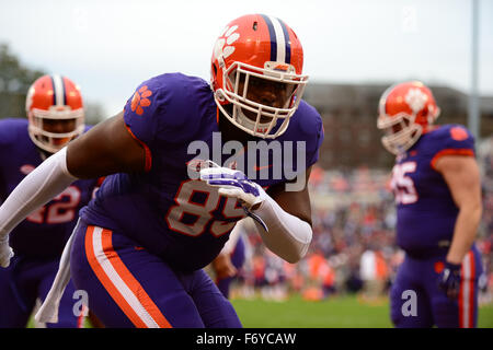 Clemson difensivo fine Dane Rogers (85) prima della NCAA college football gioco tra Wake Forest e Clemson sabato 9 novembre 21, 2015 presso il Memorial Stadium, in Clemson, S.C. Giacobbe Kupferman/CSM Foto Stock