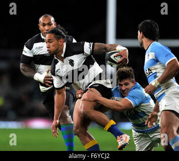 Twickenham, Regno Unito. Xxi Nov, 2015. Barbari si dividono in campo aperto durante la Killik Cup tra i barbari e Argentina a Twickenham Stadium. La Puma è andato a vincere con un punteggio di 49-31. Credito: Azione Sport Plus/Alamy Live News Foto Stock