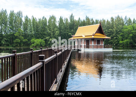 Mai Khao tempio buddista, Phuket, Tailandia Foto Stock