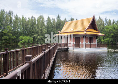 Mai Khao tempio buddista, Phuket, Tailandia Foto Stock