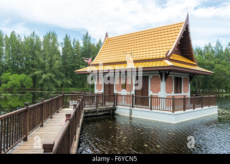 Mai Khao tempio buddista, Phuket, Tailandia Foto Stock