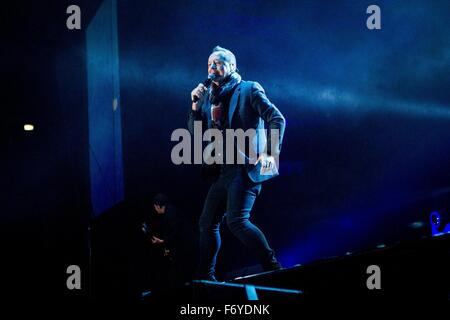 Milano, Italia. Xxi Nov, 2015. Jim Kerr scozzese della rock band, Simple Minds esegue live al Mediolanum Forum di Assago. Credito: Roberto Finizio/Pacific Press/Alamy Live News Foto Stock